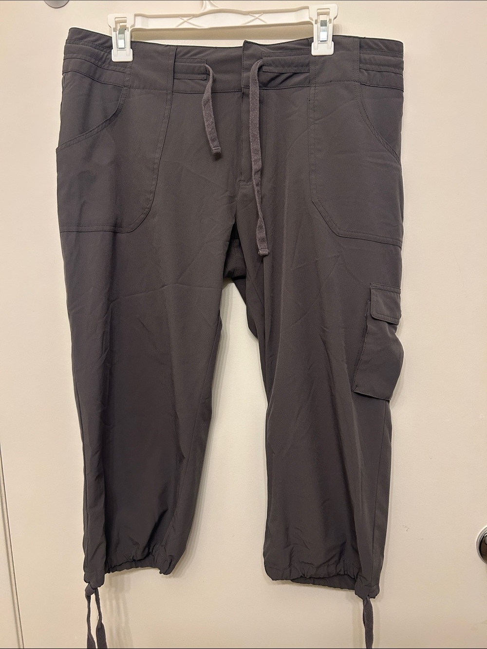 ALO Yoga Charcoal Cargo Jogger Capri Pants